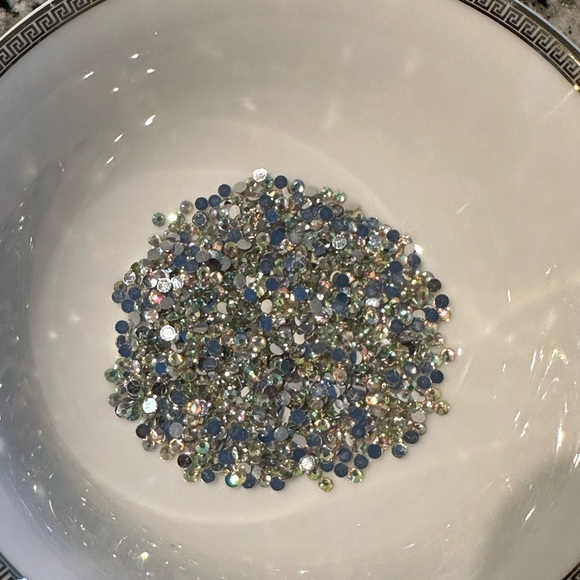 Large Circle Rhinestones - Picture 3 of 4